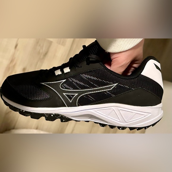 Mizuno Women’s Turf Softball Cleats. Size 12 - Picture 1 of 6